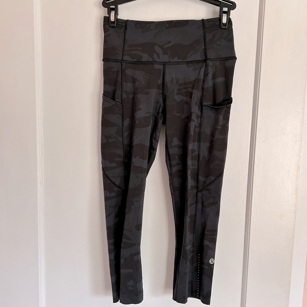 Lululemon Fast and Free Crop 23” Camo leggings. Size 4